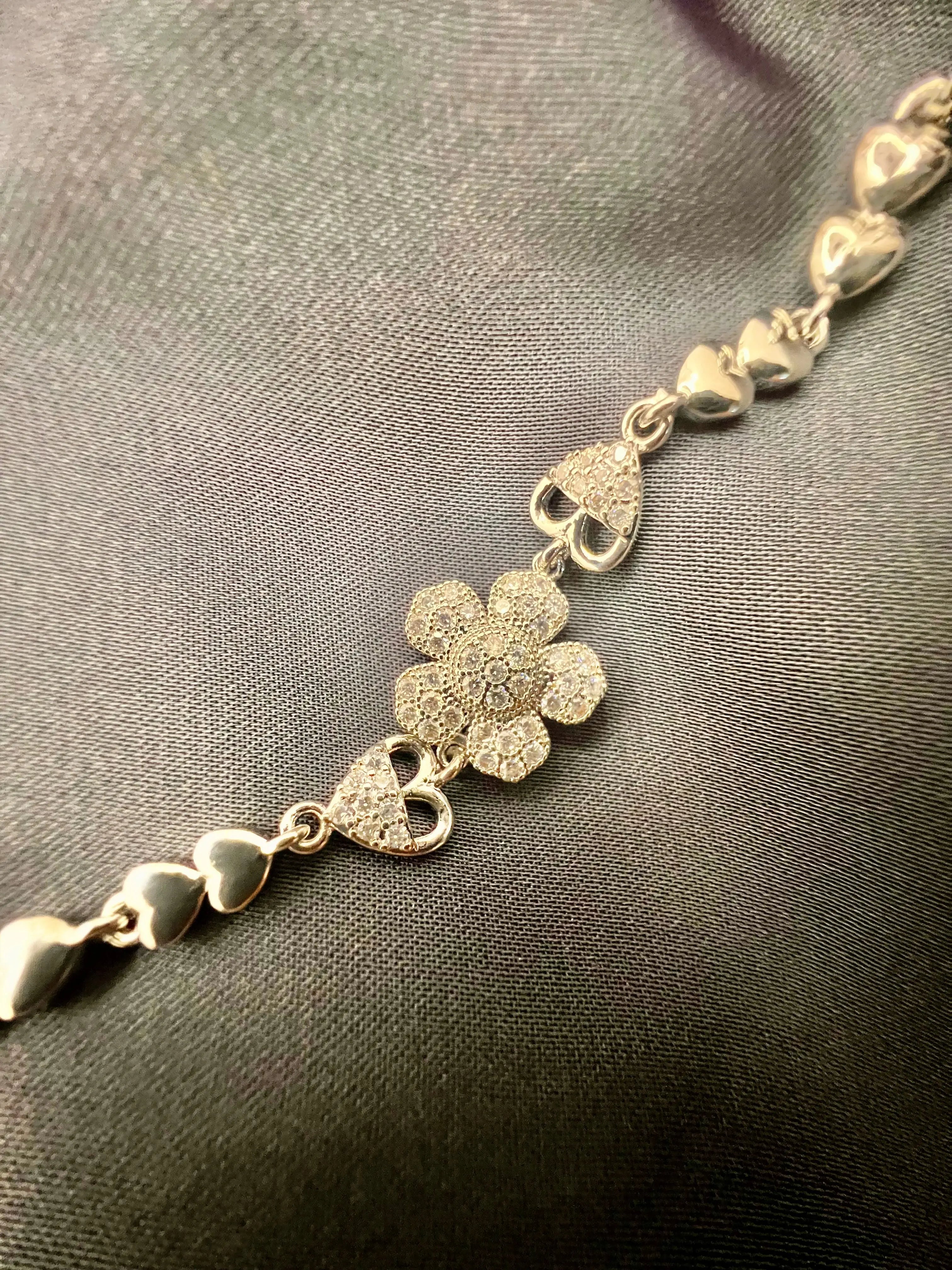Beautiful flower bracelet in silver colour Style Blush