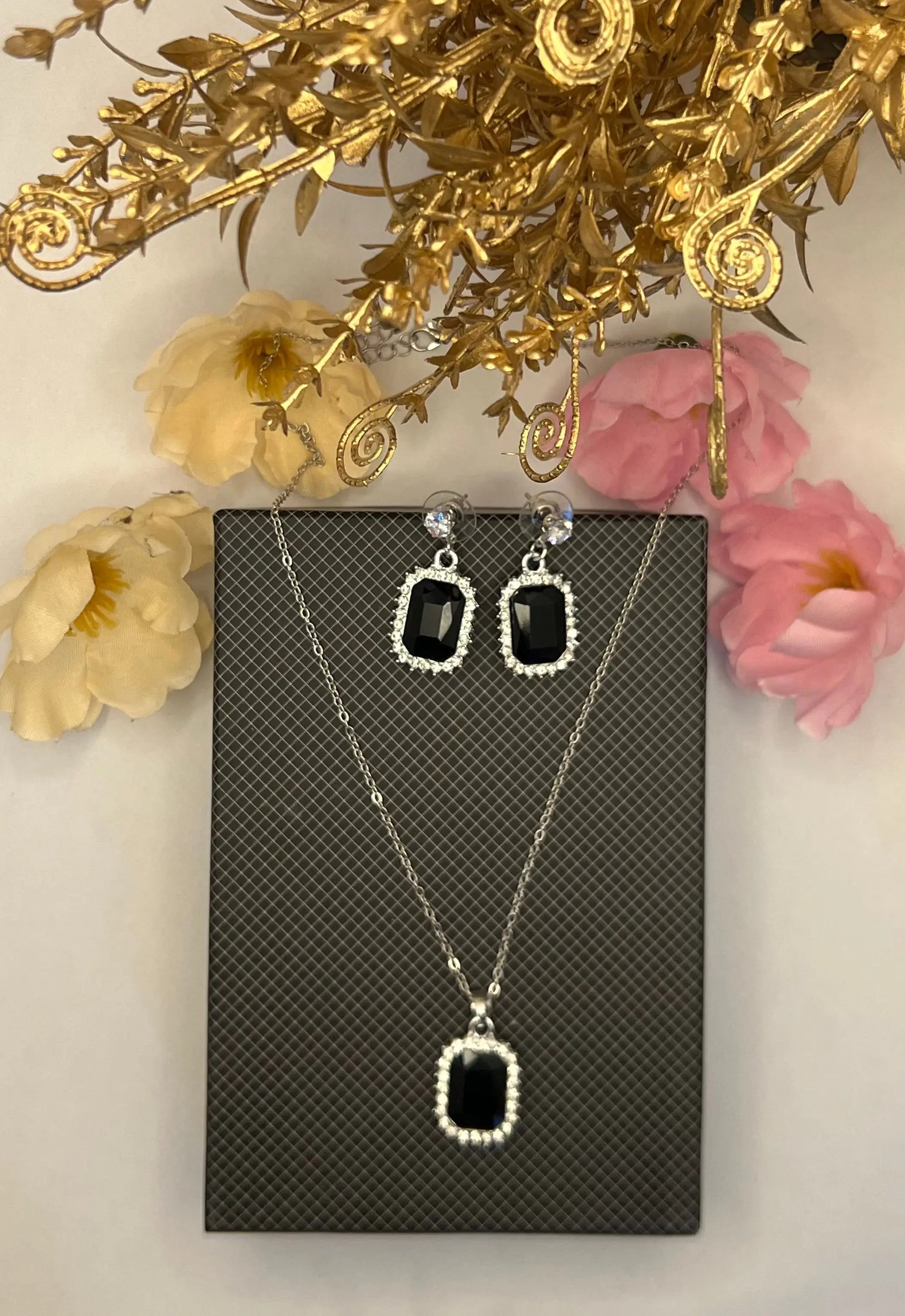 Silver locket and earrings with beautiful white and black stones Style Blush
